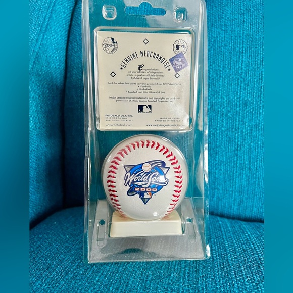 NWOT 2000 Souvenir Baseball - Picture 2 of 2